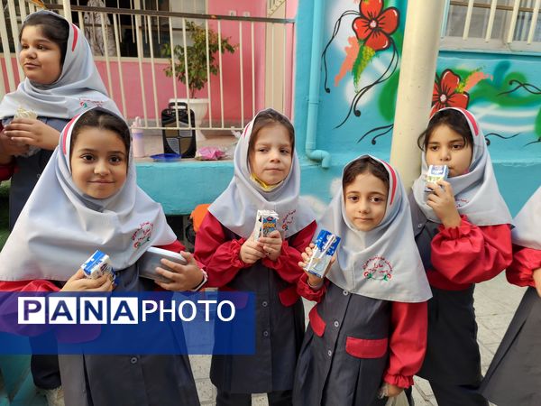 نواختن زنگ شیر در دبستان سارا شهرستان ملارد به‌مناسبت روز جهانی پوکی استخوان