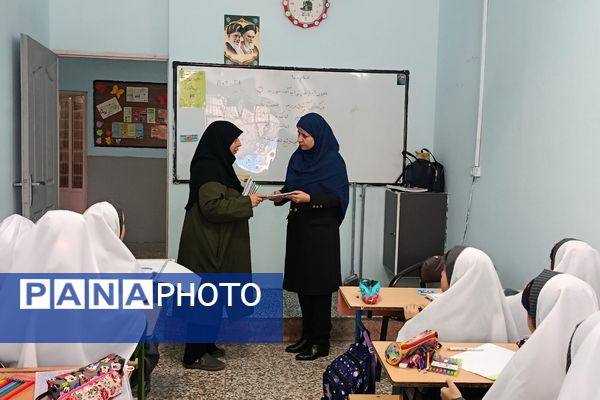 گرامیداشت یاد شهیدان در کلاس‌های دبستان بعثت۲ شهریار