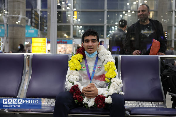 بازگشت طلایی‌پوشان بلندقامت دانش‌آموز ایران با کاپ قهرمانی