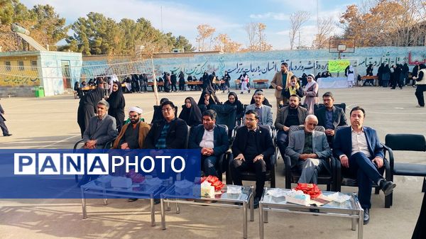 آغاز رسمی مسابقات فرهنگی هنری با نواختن زنگ جشنواره فردا و جشنواره ماها در مدرسه تکتم 