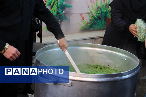 توزیع آش نذری ایام فاطمیه در دبیرستان سردار شهید قاسم سلیمانی