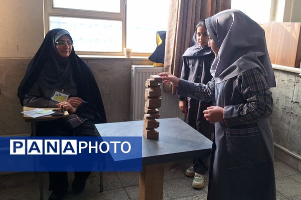 تصاویری زیبا از تمرکز دانش‌آموزان دختر در المپیاد رویش ناحیه۳ شیراز 