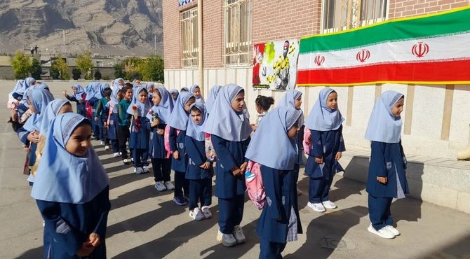 جشن شکوفه‌ها ویژه دانش‌آموزان پایه اول در دبستان ظریف کار فرد ناحیه ۳ شیراز 