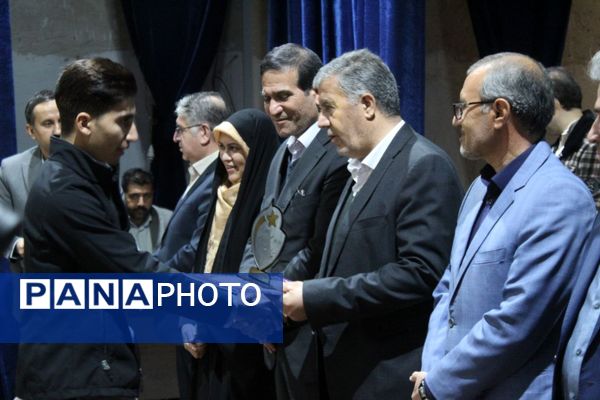 ملکان صحنه افتخارآفرینی برترین‌های کنکور ۱۴۰۴