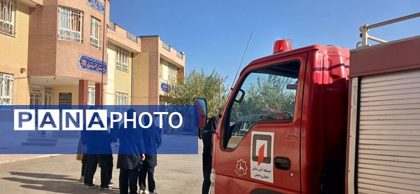 آموزش آتش نشانی و اقدامات ایمنی در دبیرستان حضرت خدیجه (س) جعفریه