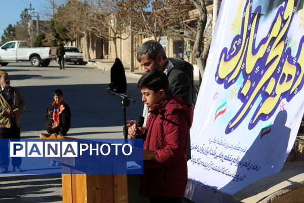 تمثال مبارک امام خمینی(ره) در شهر درق گلباران شد 