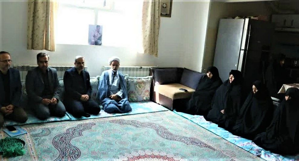 دیدار سرپرست آموزش و پرورش قم با خانواده معلم شهید حادثه حمله به سایت هسته ای فردو