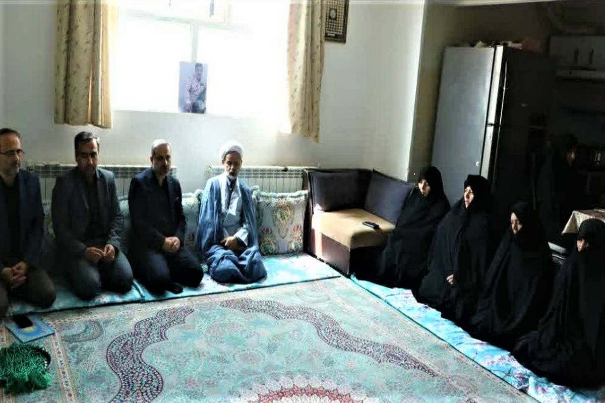 دیدار سرپرست آموزش و پرورش قم با خانواده معلم شهید حادثه حمله به سایت هسته ای فردو