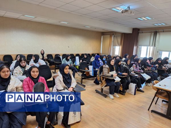 بازدید دانش‌آموزان مدارس هیأت امنایی فرزانگان و شهدای مدافع حرم از دانشگاه صنعتی شریف 
