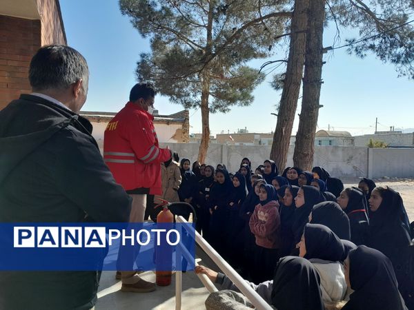 آموزش اطفای حریق و ایمنی به دانش آموزان دبیرستان مادرمهربان خلیل آباد