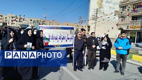 مردم غیور ملارد با حضور پرشور خود در راهپیمایی ۲۲ بهمن، ثابت کردند که همچنان پای انقلاب اسلامی ایستاده‌اند.