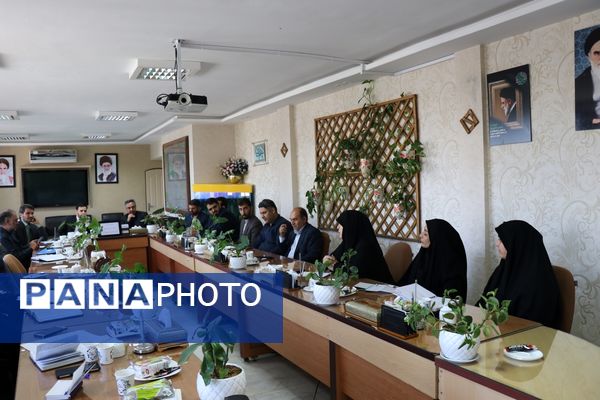 نشست هم‌اندیشی معاونت پرورشی و فرهنگی اداره‌کل آموزش و پرورش با ناحیه 4 مشهد