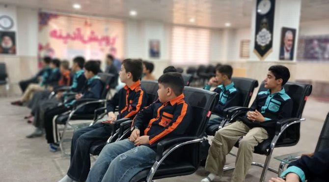 تجلیل امام جمعه از دانش‌آموزان دبستان سعادت محمدشهر کرج 