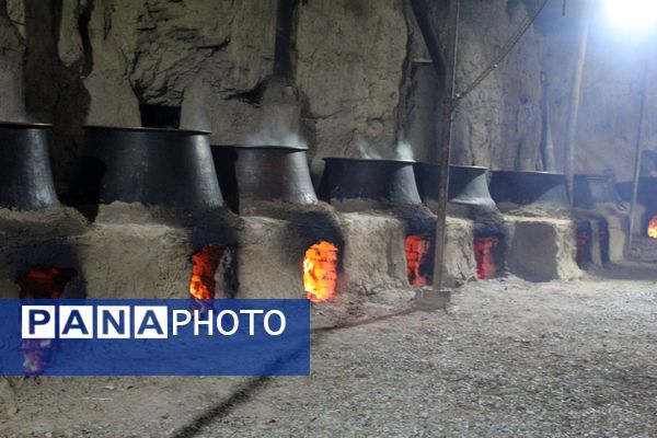آماده‌سازی هلیم عاشورا در روستای اسحاق آباد نیشابور 
