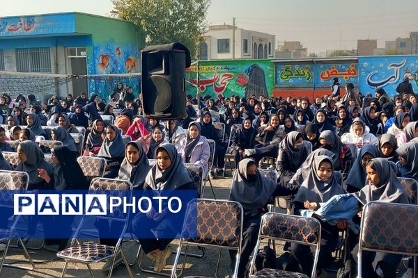 سوگواری فرهنگیان و دانش‌آموزان شهرستان قرچک در مدرسهٔ متوسطه اول بنیاد پانزده خرداد 