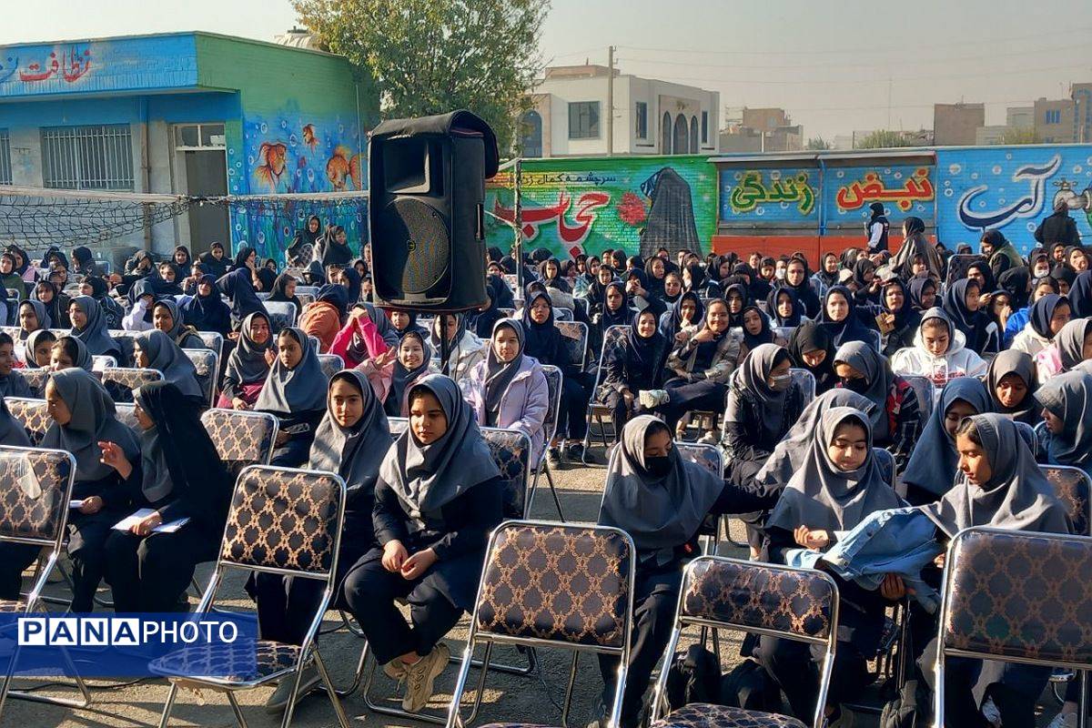 سوگواری فرهنگیان و دانش‌آموزان شهرستان قرچک در مدرسهٔ متوسطه اول بنیاد پانزده خرداد 