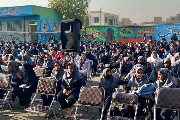 سوگواری فرهنگیان و دانش‌آموزان شهرستان قرچک در مدرسهٔ متوسطه اول بنیاد پانزده خرداد 