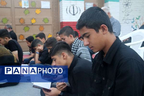 حضور پر رنگ نوجوانان در مراسم قرائت دعای زیارت عاشورا 