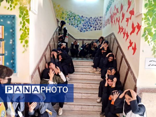 اجزای مانور زلزله تمام تشکیلاتی در دبیرستان مدرس تبریز 