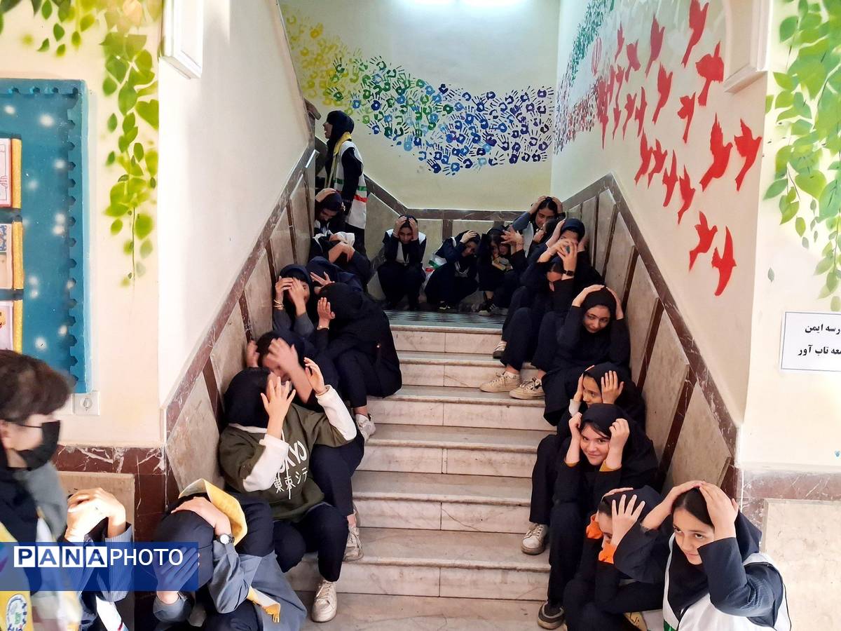 اجزای مانور زلزله تمام تشکیلاتی در دبیرستان مدرس تبریز 