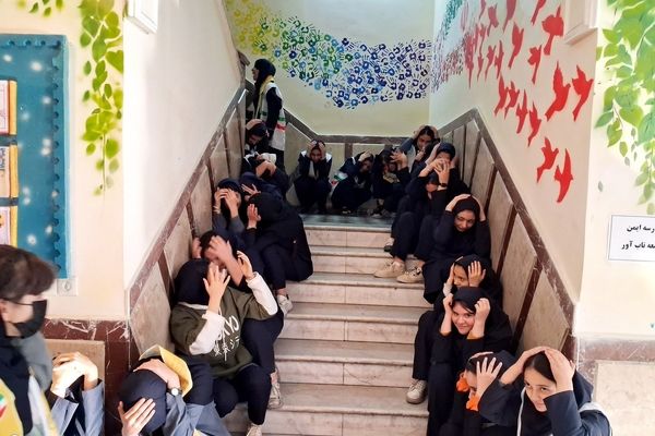 اجزای مانور زلزله تمام تشکیلاتی در دبیرستان مدرس تبریز 