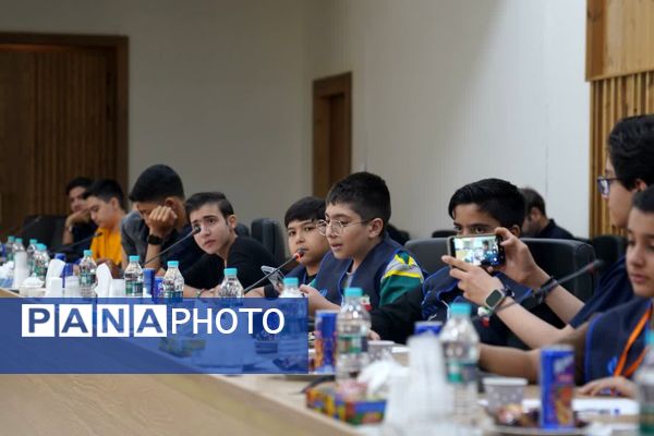 نشست خبری مدیرکل نوسازی مدارس استان اصفهان با دانش آموز خبرنگاران پانا
