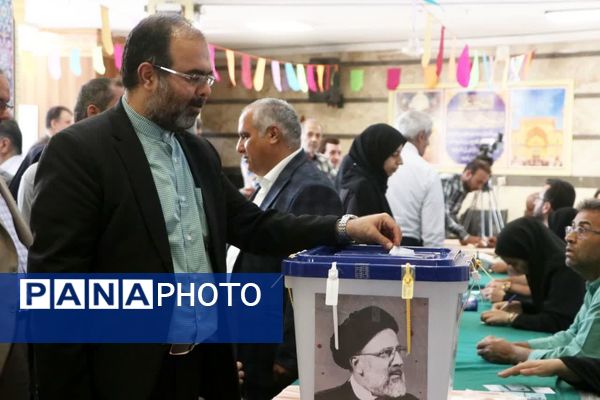 حضور پرشور مردم شهرستان ورامین و منطقه خیرآباد در پای صندق های رای