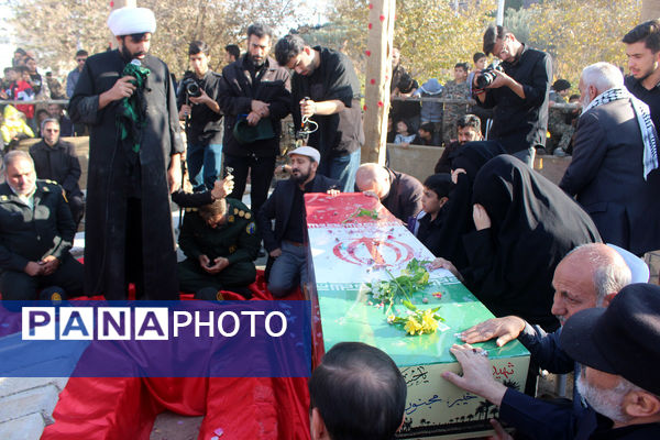 جلوه‌هایی از حضور نوجوانان در مراسم تشییع و خاکسپاری شهدای گمنام