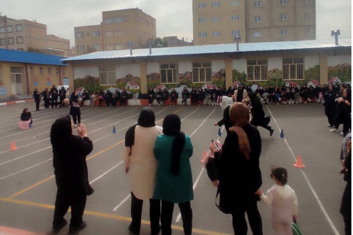 جشنواره ورزشی دبیرستان زینب کبری میدان رقابت دوستانه میان اولیا و دانشآموزان شد