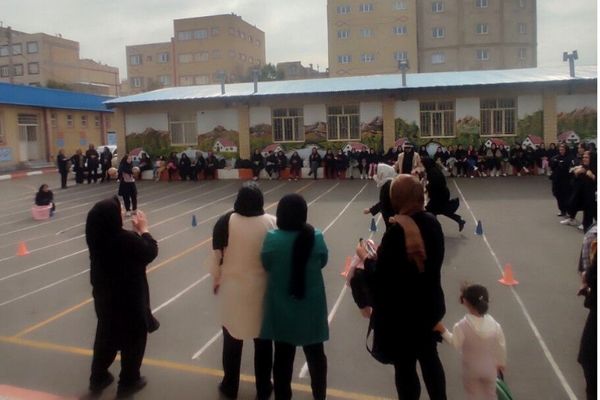 جشنواره ورزشی دبیرستان زینب کبری میدان رقابت دوستانه میان اولیا و دانش‌آموزان شد