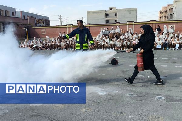 حضور آتش‌نشانان و برپایی نمایشگاه نقاشی در مدرسه حدیث به مناسبت روز آتش‌نشانی