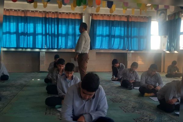   برگزاری امتحانات در دبیرستان هیات امنایی رازی 