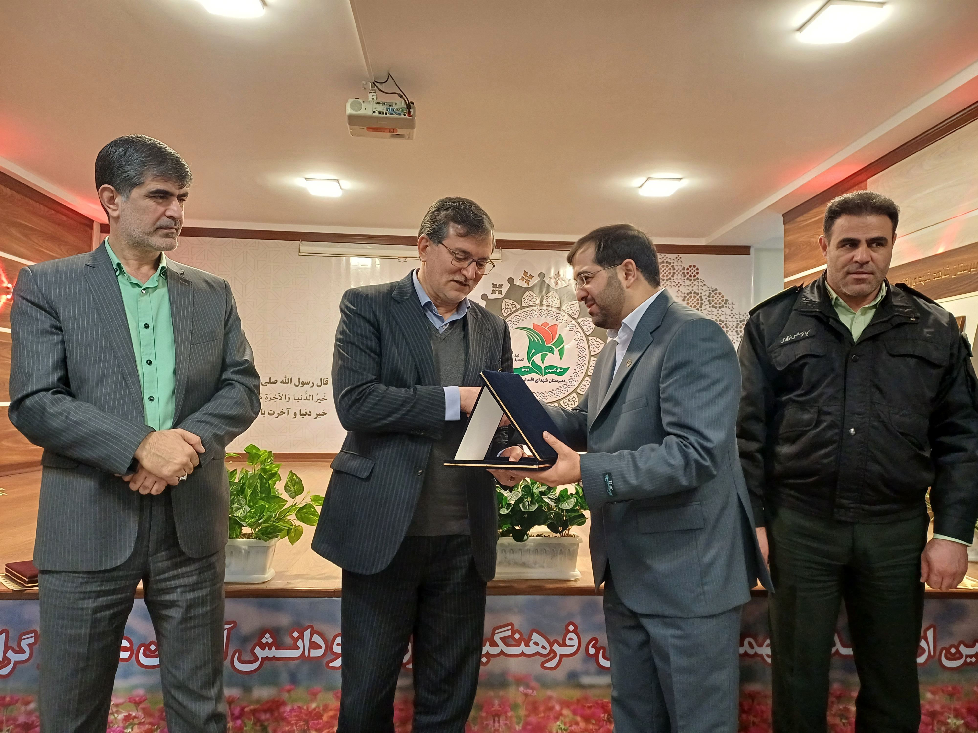تقدیر از اعضای شورای آموزش و پرورش ملارد به‌خاطر کسب رتبه برتر استانی