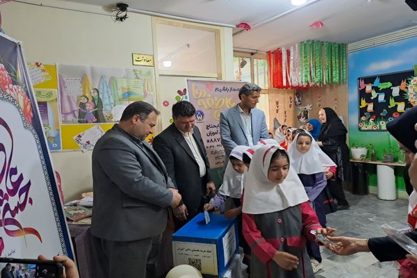 جشن عاطفه ها در منطقه ۱۰، نماد همدلی با دانش آموزان نیازمند