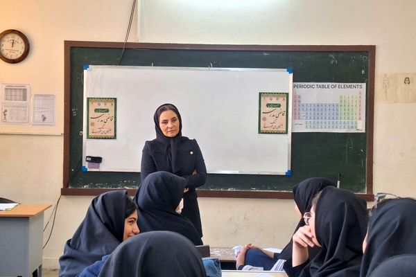 اجرای طرح «قاضی مدرسه» در دبیرستان دخترانه فاطمیه ناحیه یک کرج