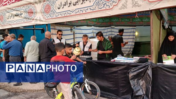 دانش‌آموزان با عشق در موکب امام حسین (ع) پذیرای زائران شدند