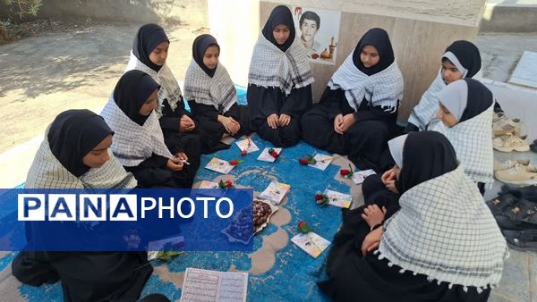 ادای احترام دانش‌آموزان میبدی به شهدای جنگ تحمیلی 