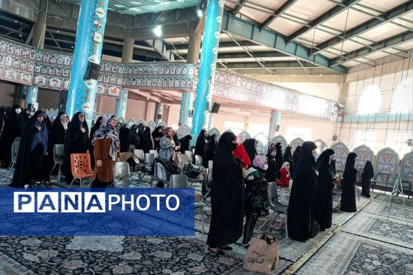 دکلمه‌خوانی دانش‌آموزان در مقابل مادران شهرستان قدس به‌مناسبت روز مادر