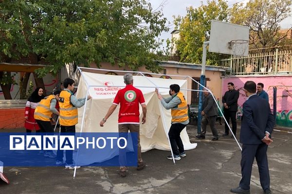 حضور دانش‌آموزان و مسئولان ناحیه 2 شهرری در بیست و ششمین مانور سراسری زلزله 