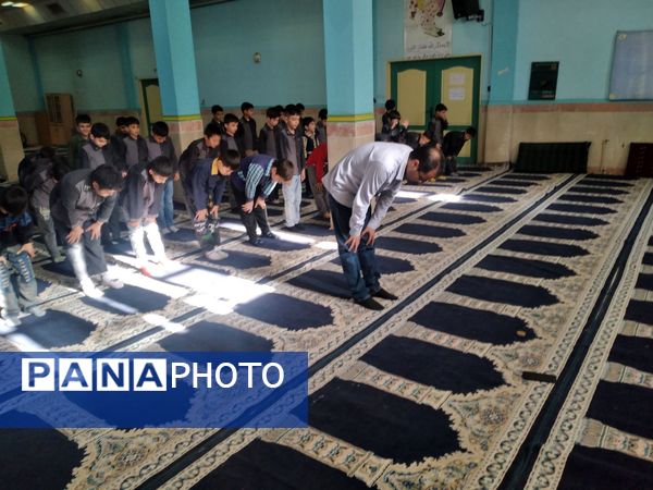 فریضه‌ نماز جماعت مدرسه صاحب الزمان (عج) سفیدار 