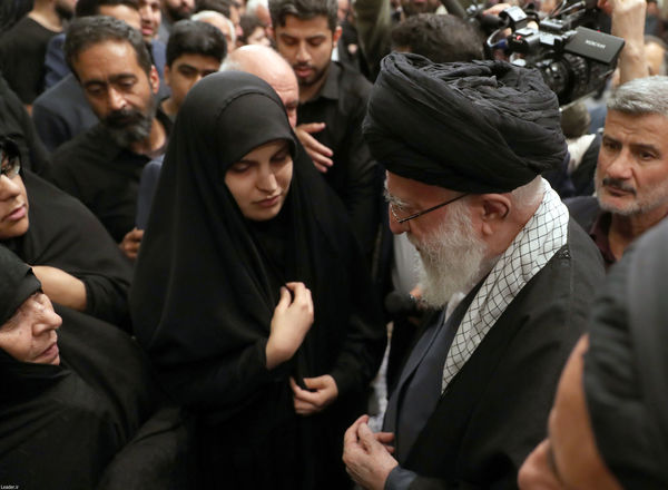 اقامه نماز رهبر انقلاب بر پیکر ۷ شهید راه قدس