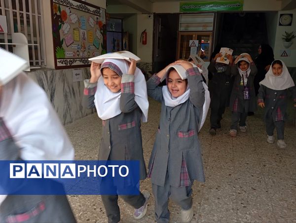 برگزاری مانور زلزله در دبستان دخترانه نرجس یک 