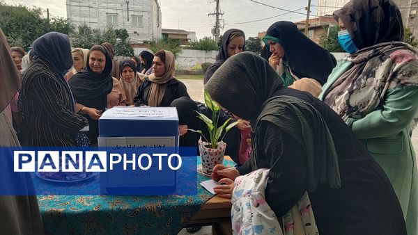جلسه انتخابات انجمن اولیا و مربیان در دبستان شهید احمدپور قائمشهر