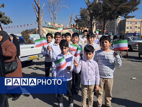 برپایی میز خدمت در نمازجمعه ملارد؛ حل سریع مشکلات مردم در حاشیه نمازجمعه