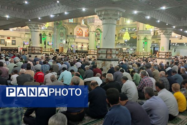 حضور مدیر آموزش و پرورش ناحیه دو شهرری در کنار دانش آموزان در نماز جمعه 