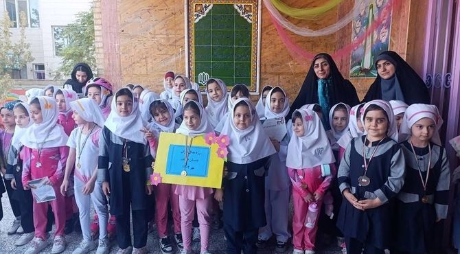 هنرنمایی دانش‌آموزان دبستان فضیلت در هفته تربیت بدنی 