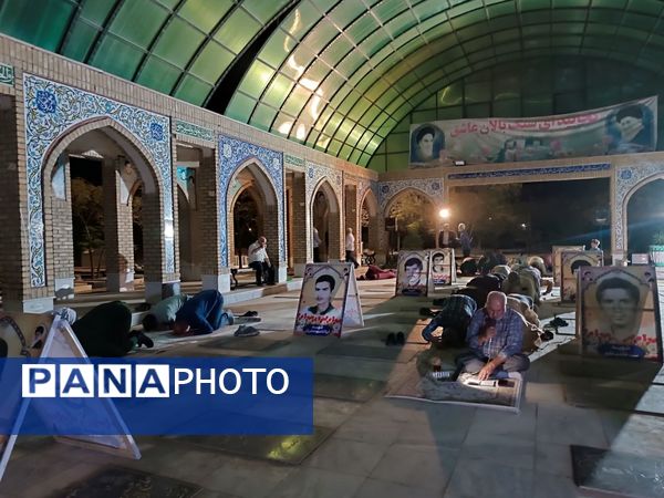 مراسم قرائت زیارت عاشورا به‌مناسبت هفته دفاع مقدس در مزار شهدای خلیل آباد