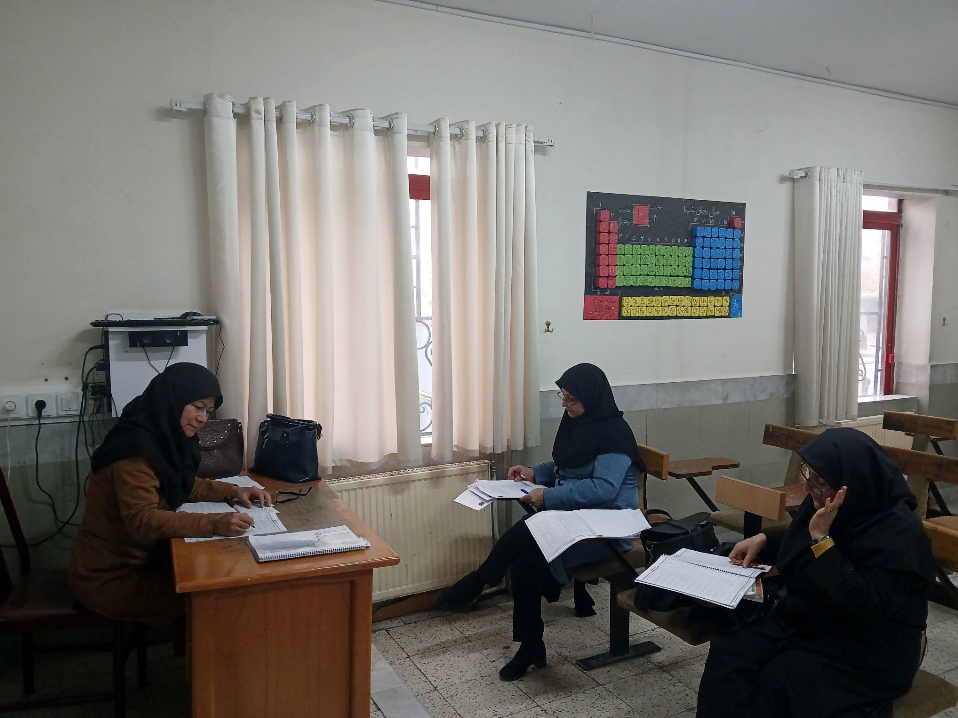 جلسه دیدار با دبیران و توزیع کارنامه در دبیرستان مهشید مصلی نژاد 