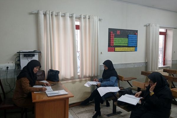 جلسه دیدار با دبیران و توزیع کارنامه در دبیرستان مهشید مصلی نژاد 