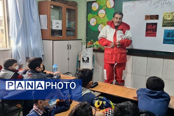 مانور سراسری زلزله در دبستان هموطن یک رودهن 